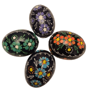 Pysanky noir motif petites fleurs